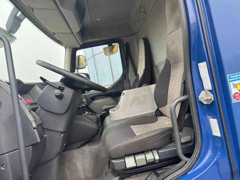 Interior photo 1: Box truck Renault Midlum 270 DXI