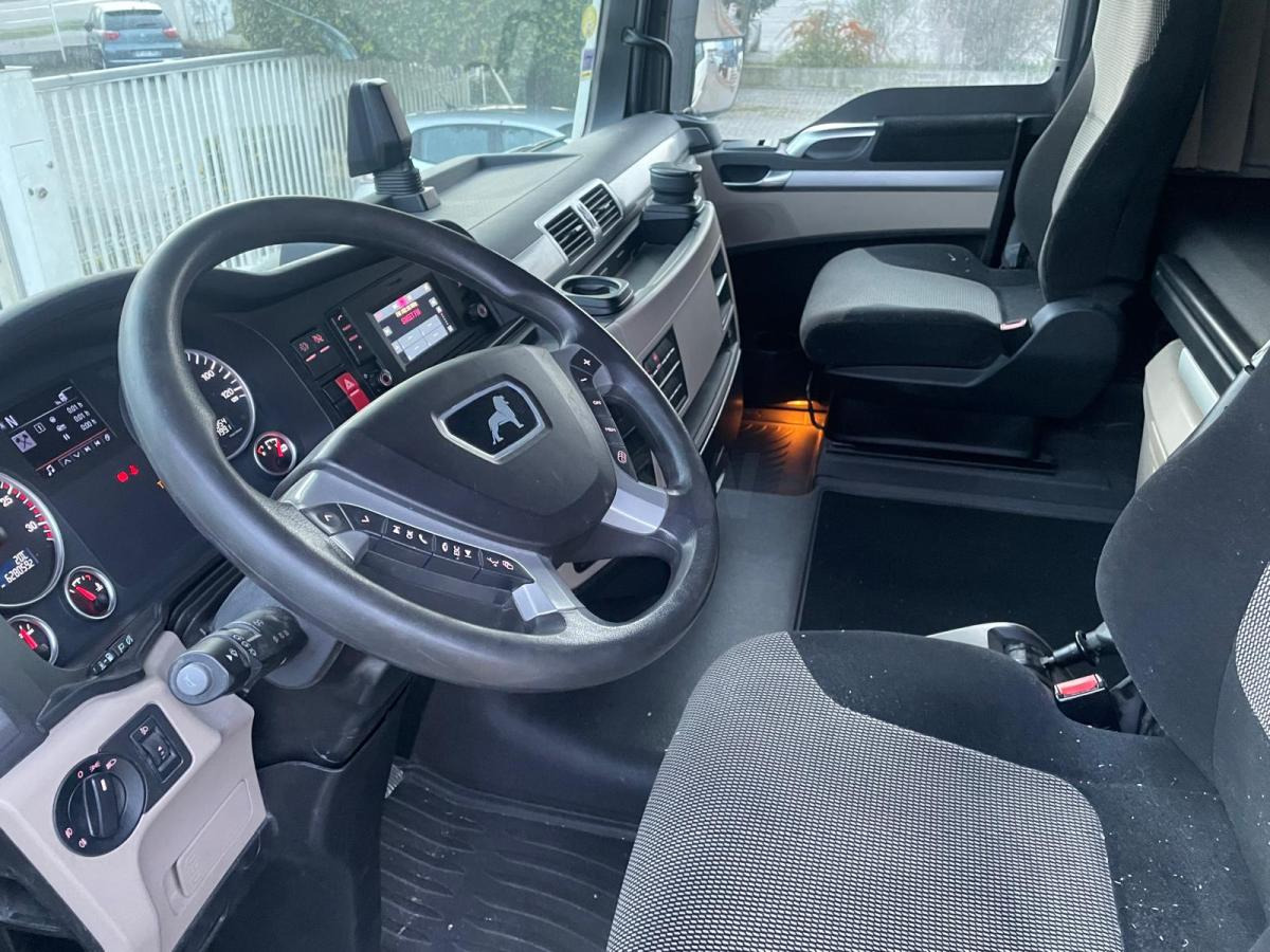 Interior photo 1: Tractor unit MAN TGX 18.500