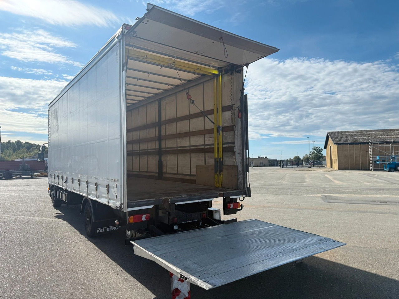 DAF LF 45 /220 4x2 Curtainsider and Taillift Euro 6 - Curtainsider truck: picture 5 DAF LF 45 /220 4x2 Curtainsider and Taillift Euro 6 - Curtainsider truck: picture 5
