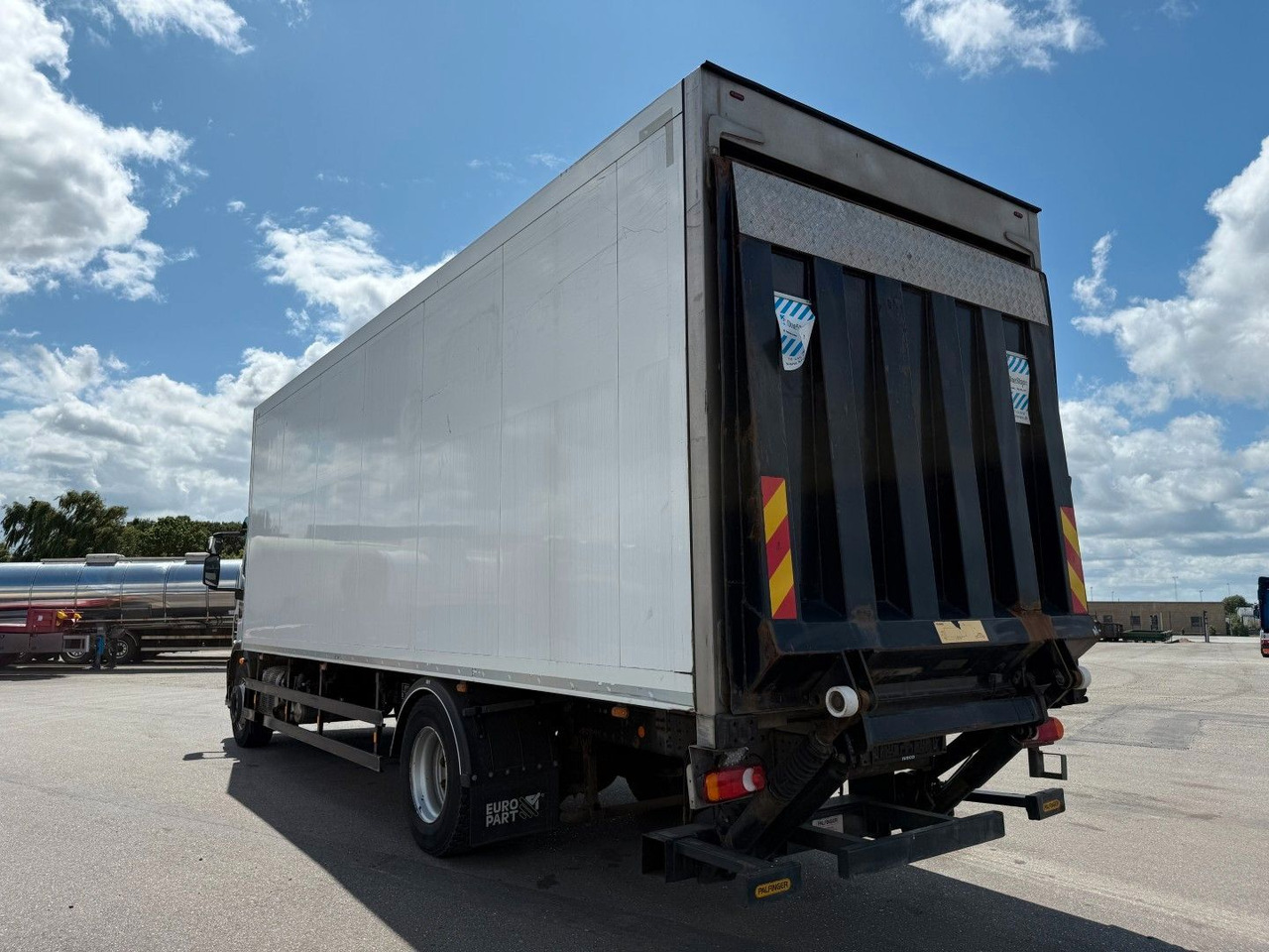 Iveco 180E32 Schmitz / Thermo King T-1200R Spectrum Iveco 180E32 Schmitz / Thermo King T-1200R Spectrum - Refrigerator truck: picture 4 Iveco 180E32 Schmitz / Thermo King T-1200R Spectrum Iveco 180E32 Schmitz / Thermo King T-1200R Spectrum - Refrigerator truck: picture 4