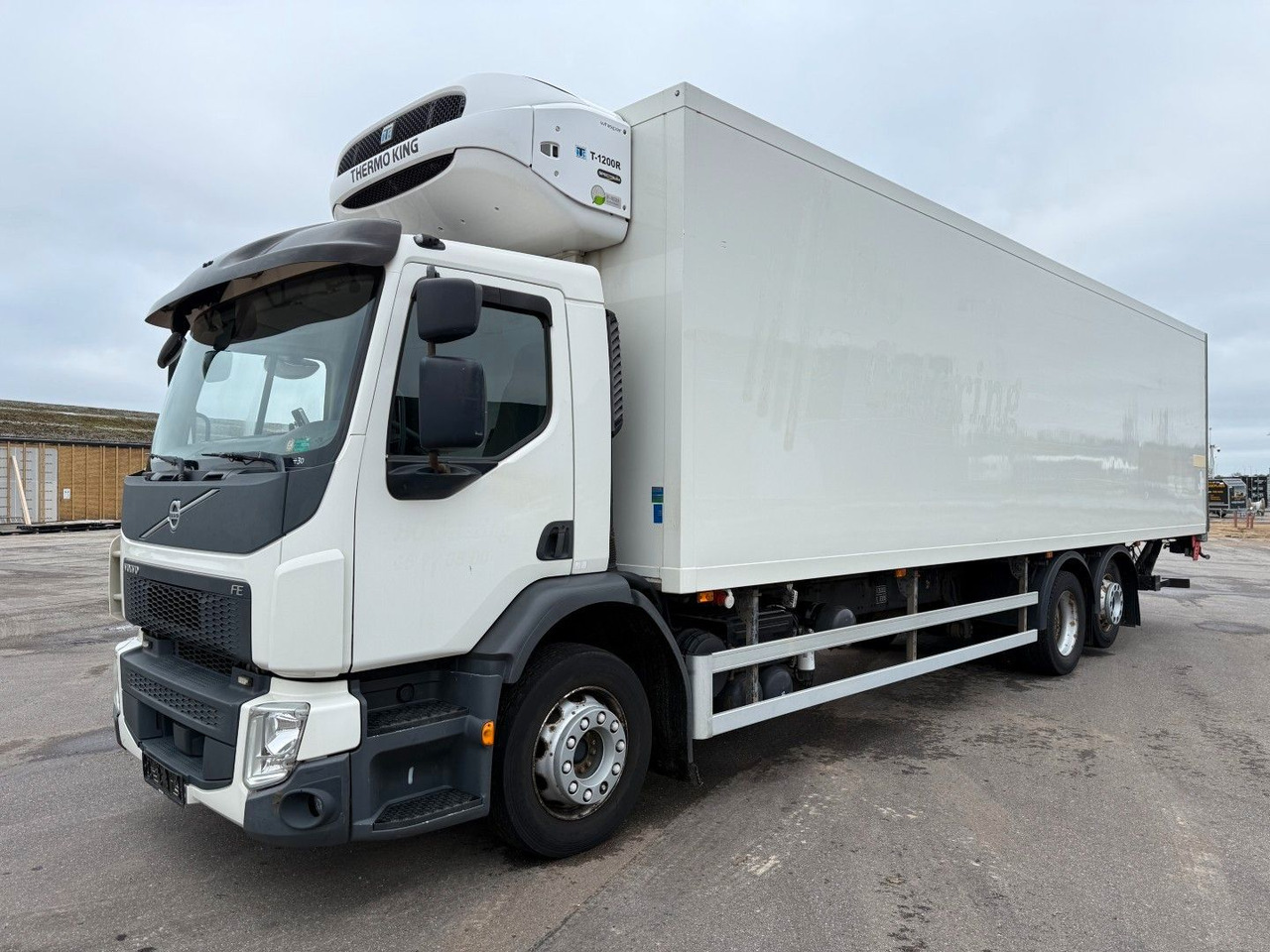 Volvo FE320 6x2*4 TK T1200-R Spectrum 9,80 m. koffer - Refrigerator truck: picture 1 Volvo FE320 6x2*4 TK T1200-R Spectrum 9,80 m. koffer - Refrigerator truck: picture 1