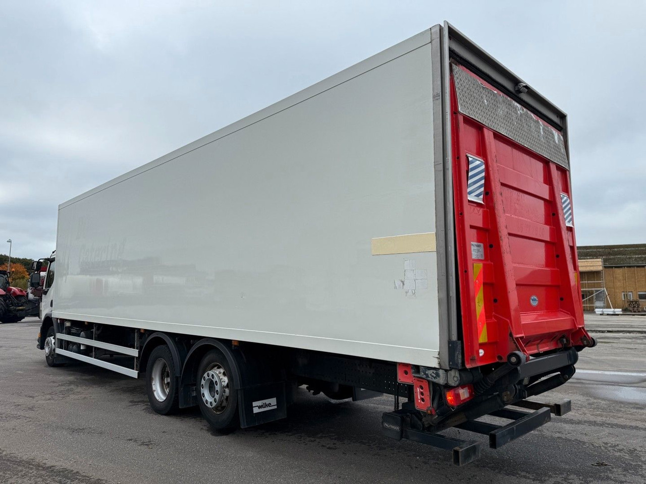 Volvo FE320 6x2*4 TK T1200-R Spectrum 9,80 m. koffer - Refrigerator truck: picture 4 Volvo FE320 6x2*4 TK T1200-R Spectrum 9,80 m. koffer - Refrigerator truck: picture 4