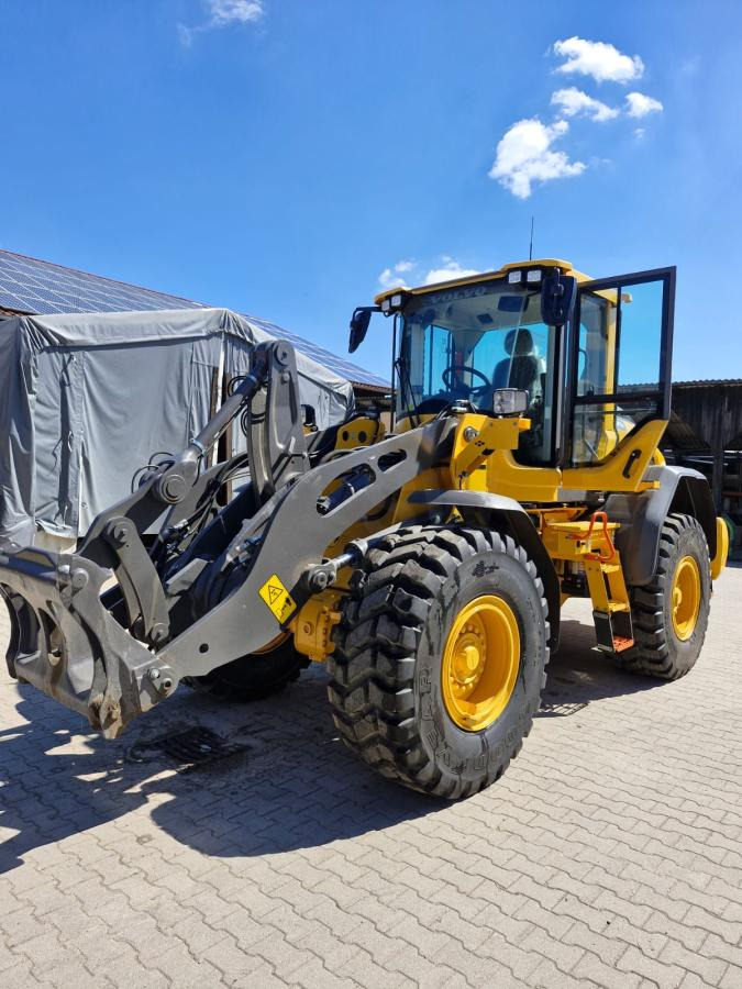Wheel loader Volvo L90H: picture 1
