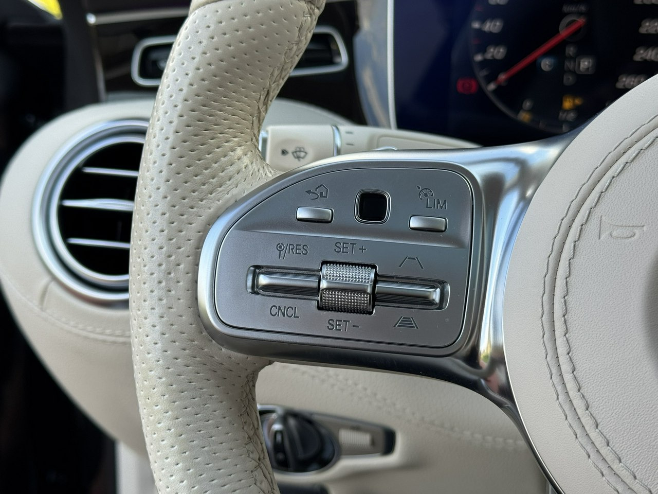 Sedan Mercedes S 450: picture 24