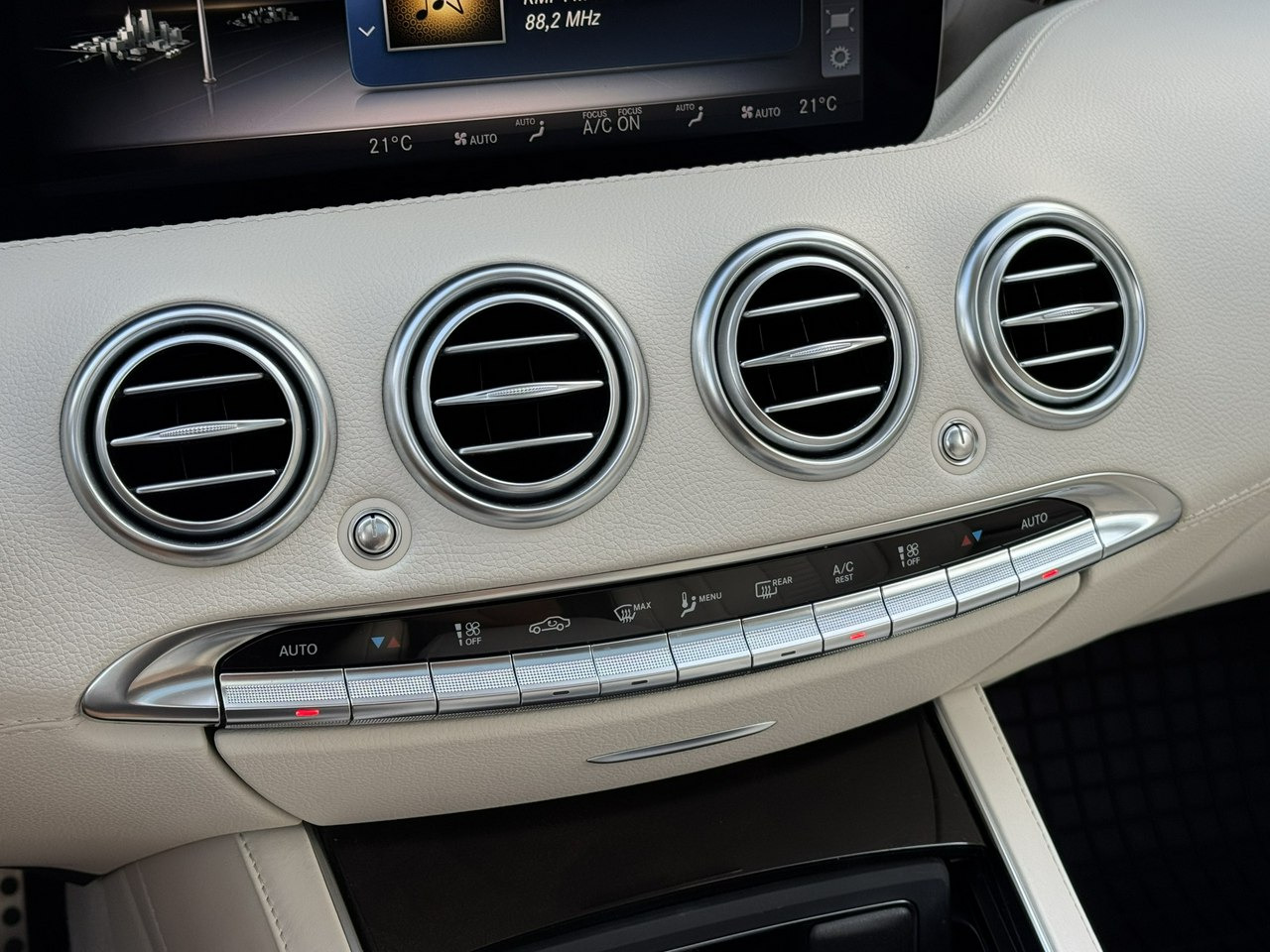 Sedan Mercedes S 450: picture 38
