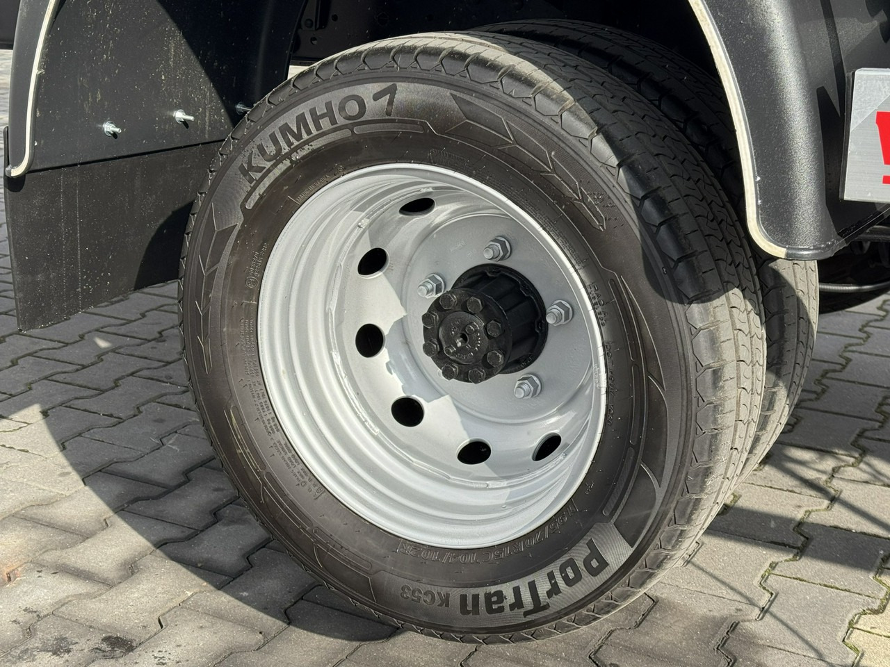 Truck mounted aerial platform Renault Maxity: picture 11