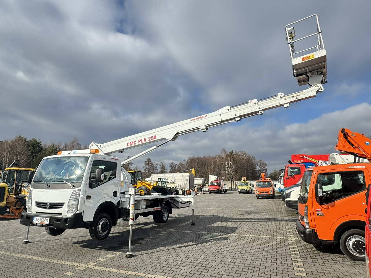 Truck mounted aerial platform Renault Maxity: picture 12