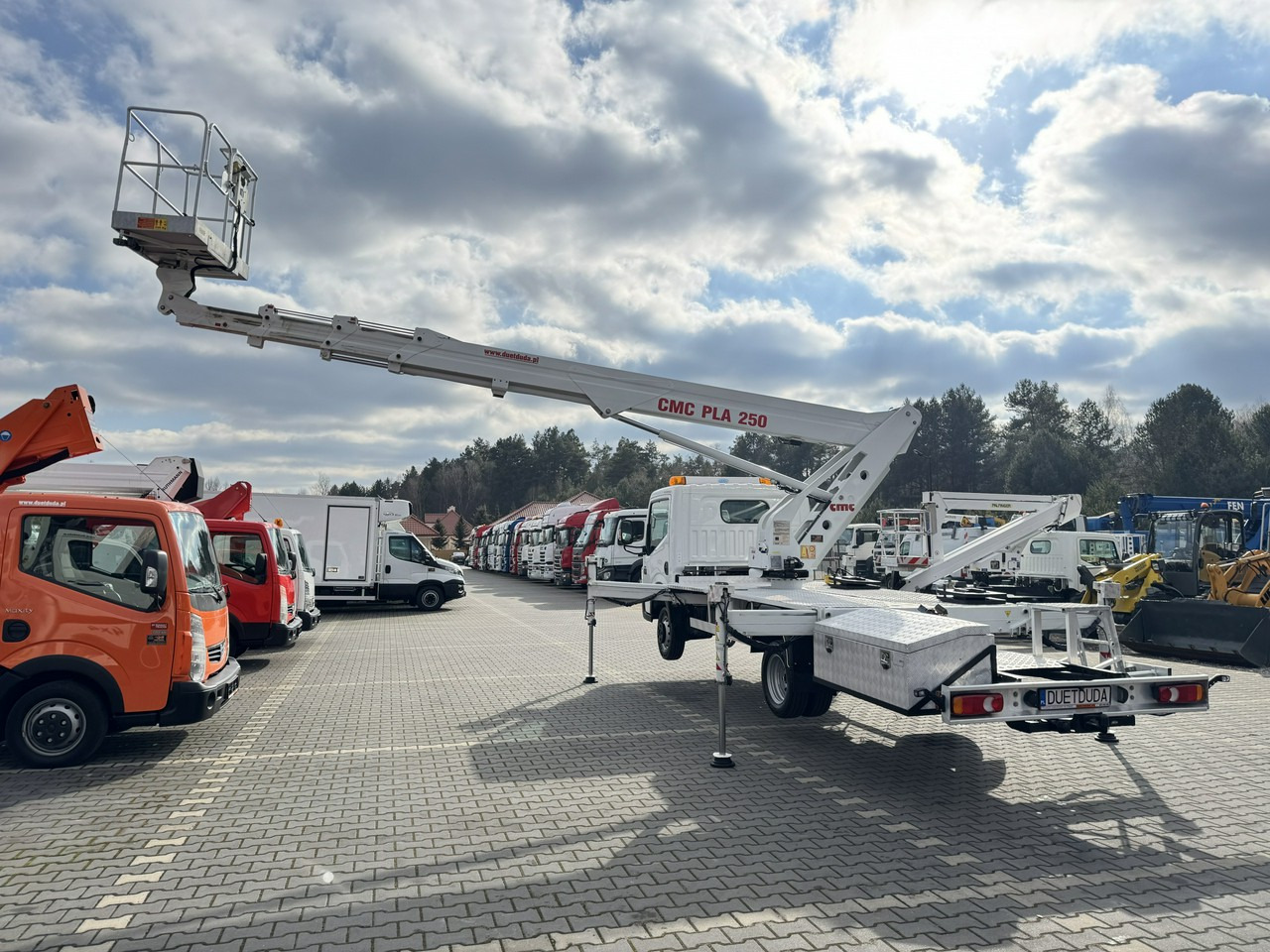 Truck mounted aerial platform Renault Maxity: picture 17