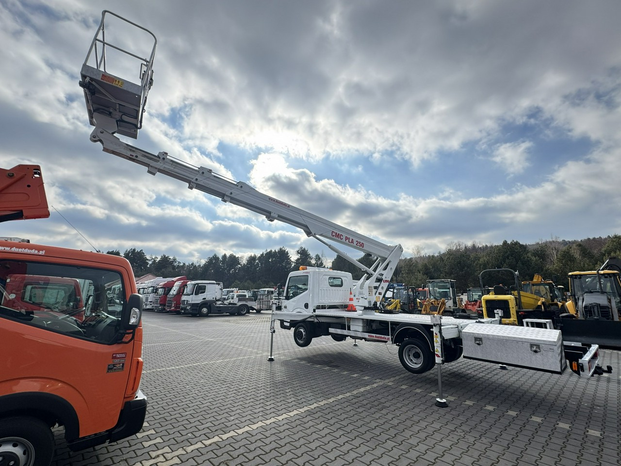 Truck mounted aerial platform Renault Maxity: picture 14