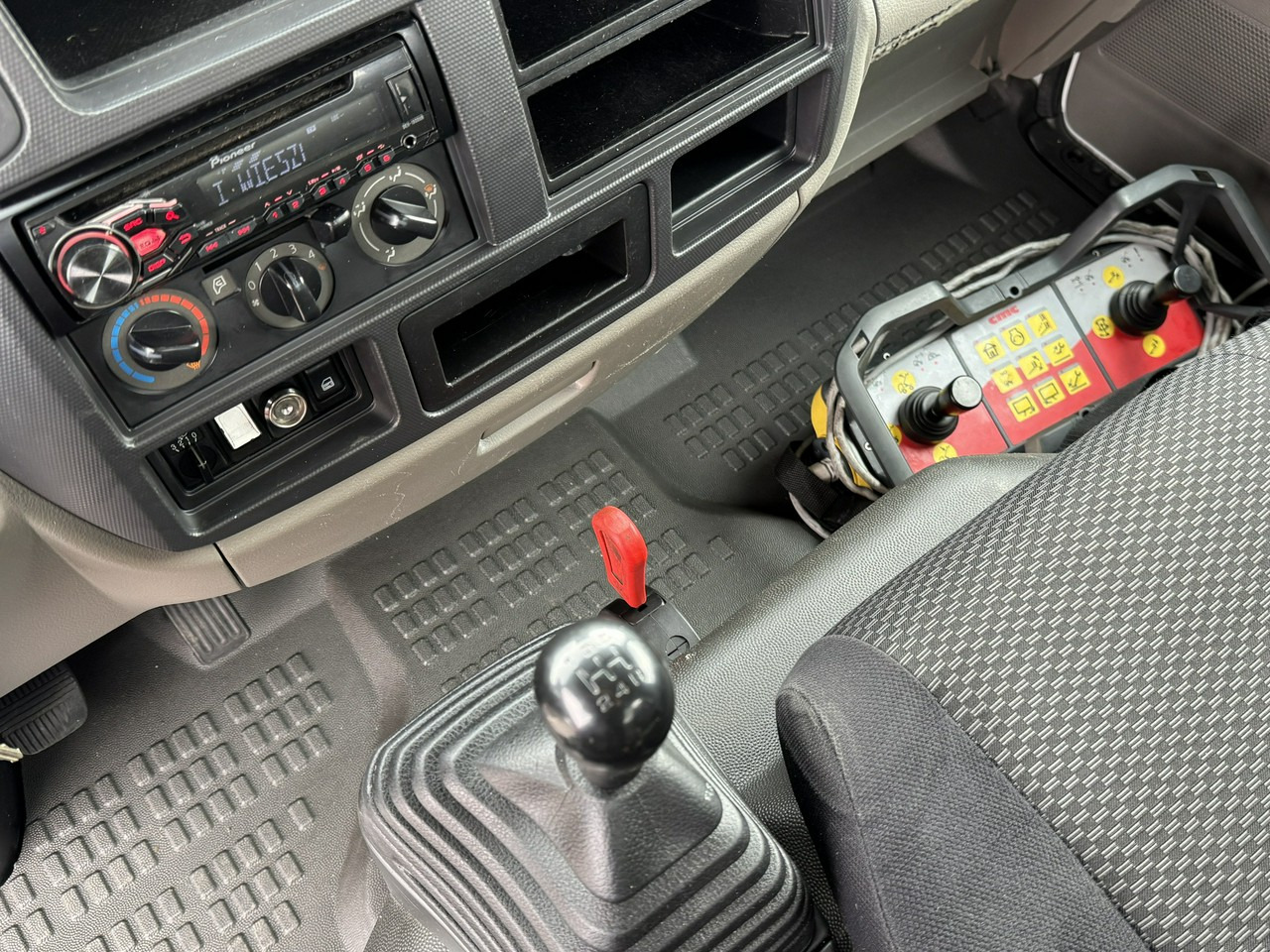 Truck mounted aerial platform Renault Maxity: picture 26