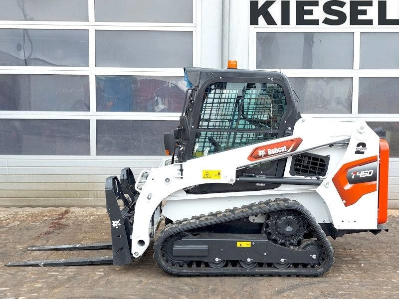 New Compact track loader Bobcat T 450: picture 1