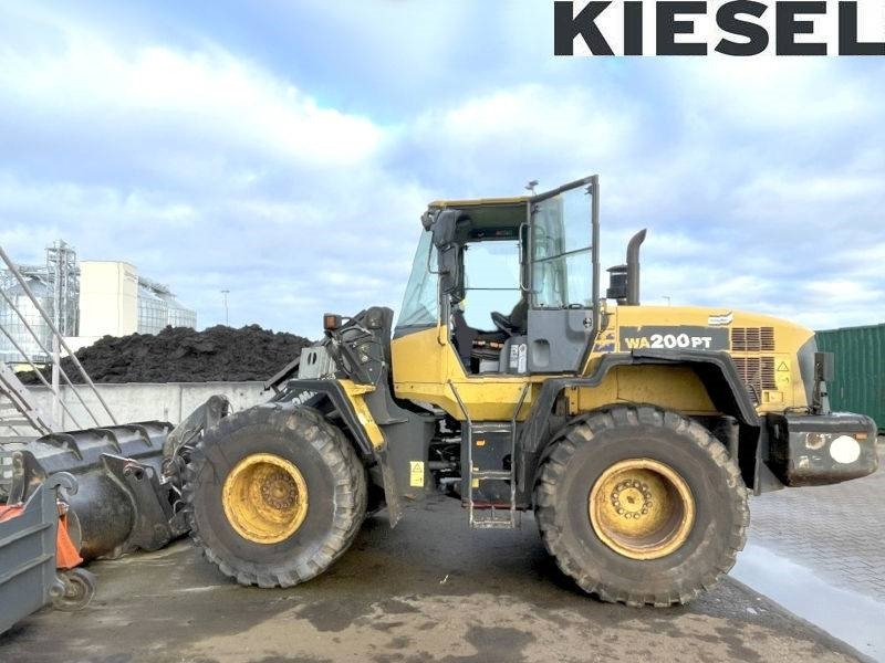 Komatsu WA 200 PT-5 - Wheel loader: picture 1 Komatsu WA 200 PT-5 - Wheel loader: picture 1
