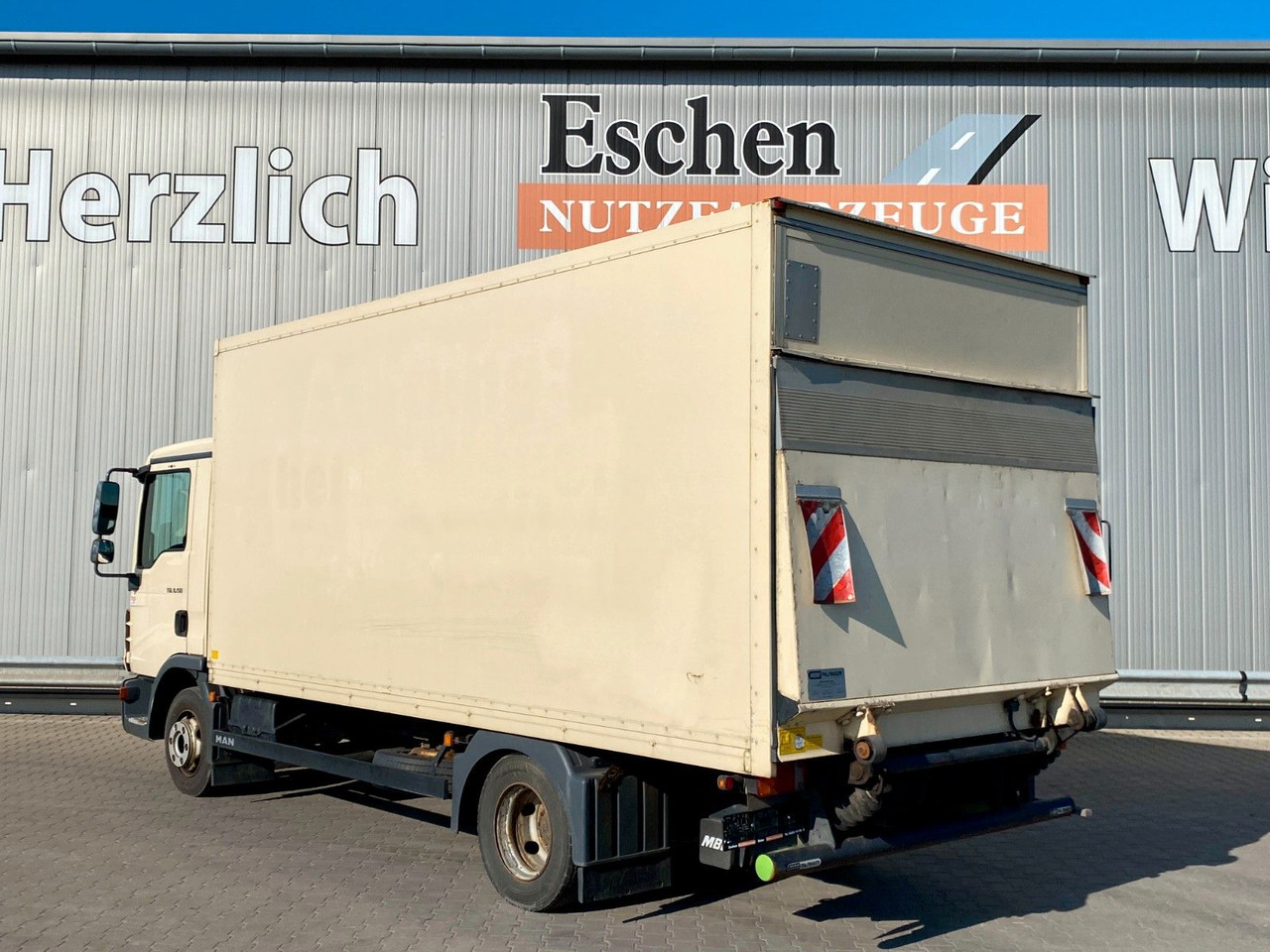 MAN TGL 8.150 Blatt/Blatt*5,5mKoffer*LBW*Seitentür MAN TGL 8.150 Blatt/Blatt*5,5mKoffer*LBW*Seitentür - Box truck: picture 3 MAN TGL 8.150 Blatt/Blatt*5,5mKoffer*LBW*Seitentür MAN TGL 8.150 Blatt/Blatt*5,5mKoffer*LBW*Seitentür - Box truck: picture 3