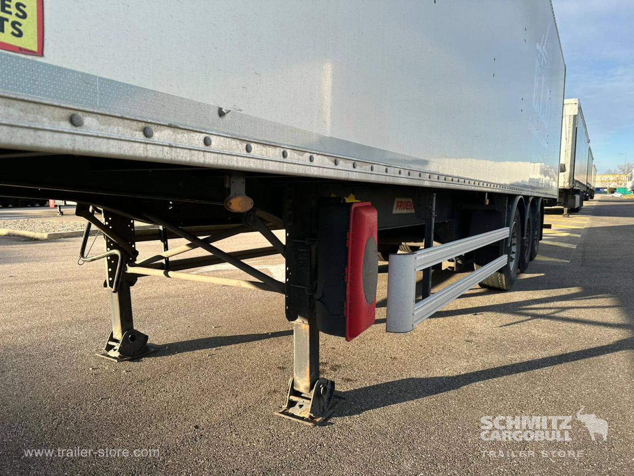 FRUEHAUF Dryfreight Standard Roller shutter door - Closed box semi-trailer: picture 2 FRUEHAUF Dryfreight Standard Roller shutter door - Closed box semi-trailer: picture 2