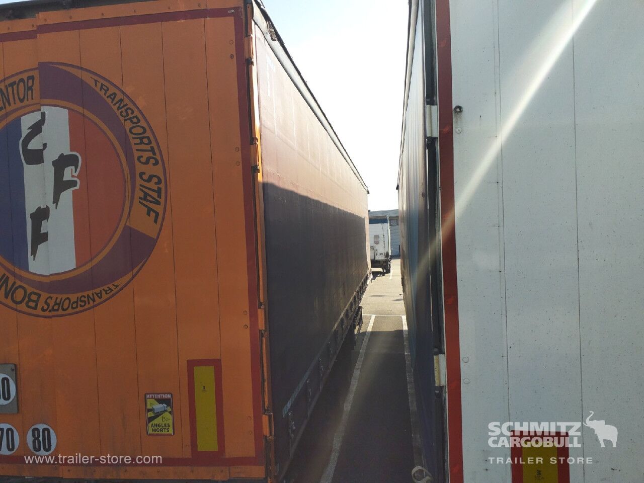 SCHMITZ Curtainsider Standard Taillift - Curtainsider semi-trailer: picture 2 SCHMITZ Curtainsider Standard Taillift - Curtainsider semi-trailer: picture 2