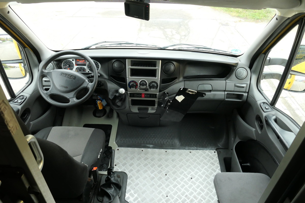 Interior photo 2: Box van IVECO Daily 35 S11 C30C AUTOMATIK KAMERA MAXI Regale D
