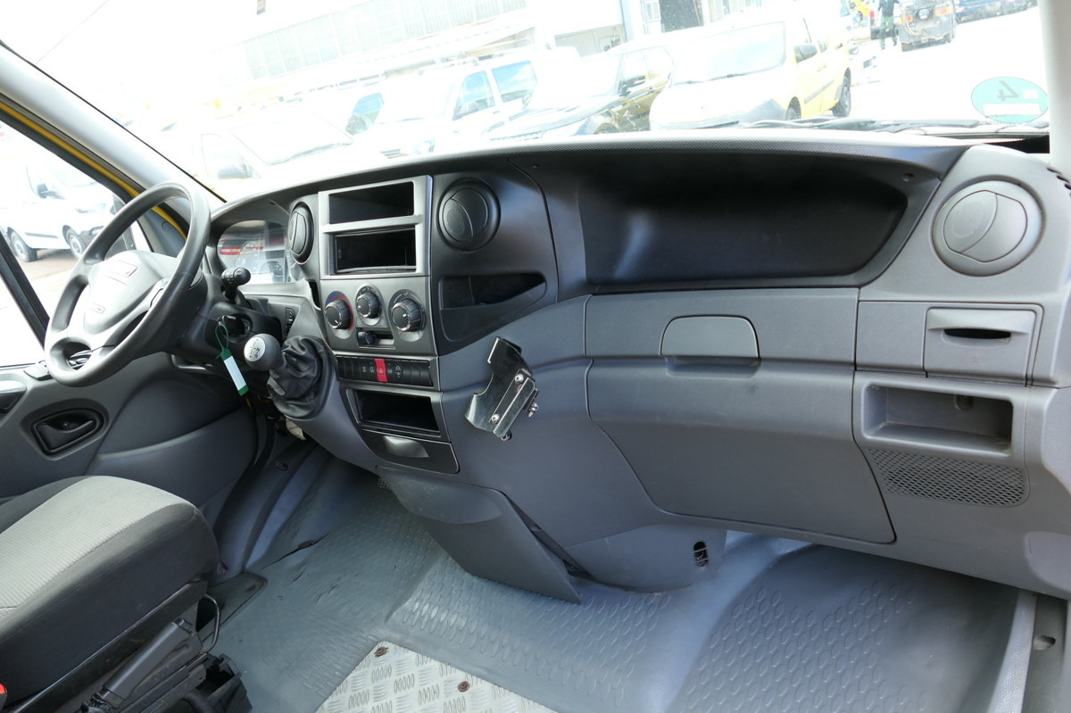 Interior photo 1: Leasing of IVECO Daily 35 S11 C30C AUTOMATIK Regale LUFT - EURO 5 IVECO Daily 35 S11 C30C AUTOMATIK Regale LUFT - EURO 5