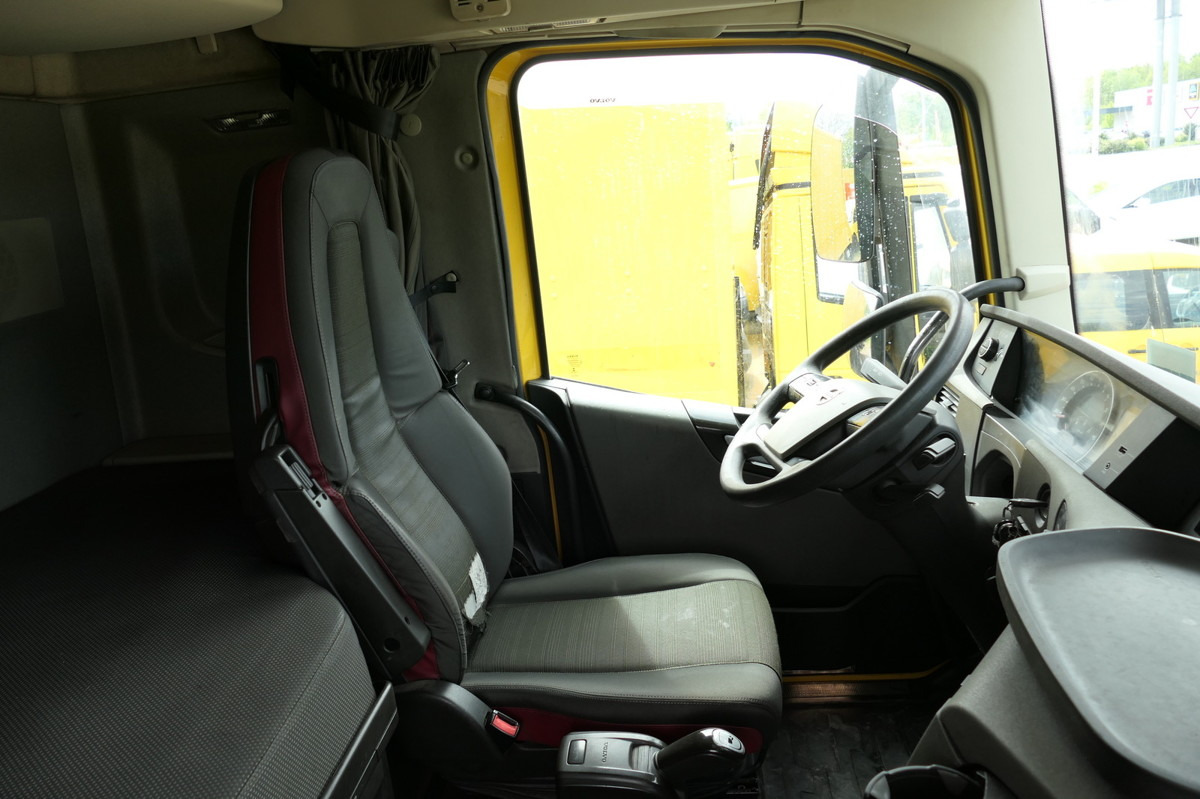Interior photo 1: Container transporter/ Swap body truck VOLVO FH 26.420 6x2 BDF LBW KLIMA AHK