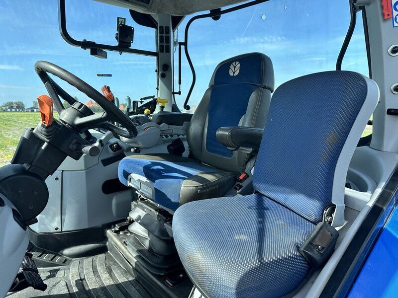 New Holland T7.215 S - Farm tractor: picture 4 New Holland T7.215 S - Farm tractor: picture 4