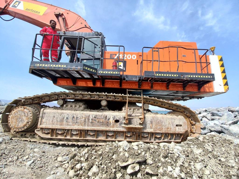 Hitachi EX1200-6 28m ( Abu Dhabi ) - Excavator: picture 4 Hitachi EX1200-6 28m ( Abu Dhabi ) - Excavator: picture 4