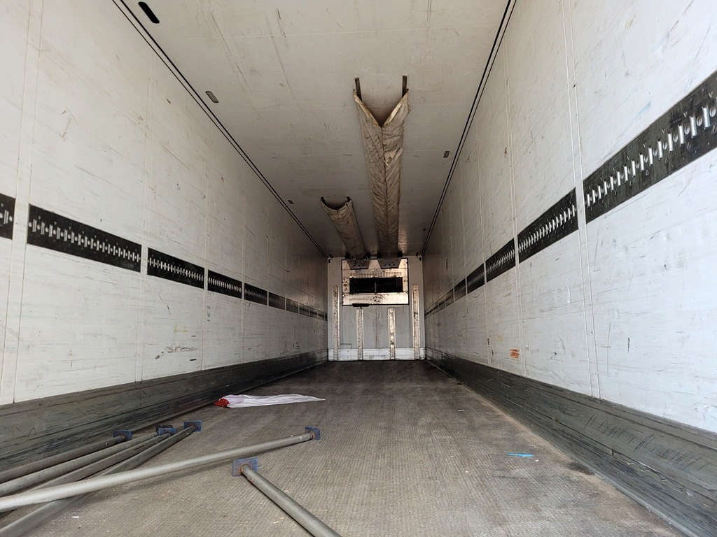 Tractor unit Volvo FH460 + refrigerated semi-trailer: picture 19