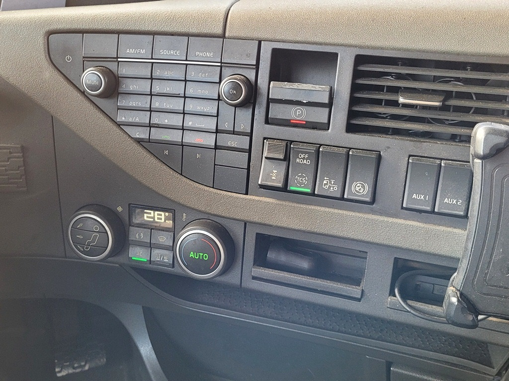 Tractor unit Volvo FH460 + refrigerated semi-trailer: picture 12