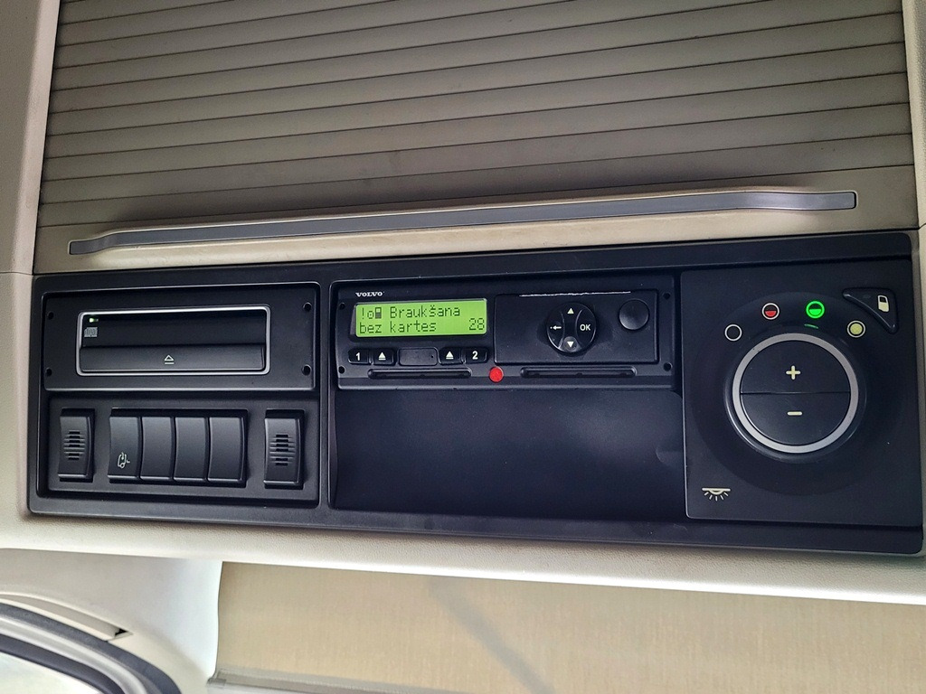 Tractor unit Volvo FH460 + refrigerated semi-trailer: picture 9