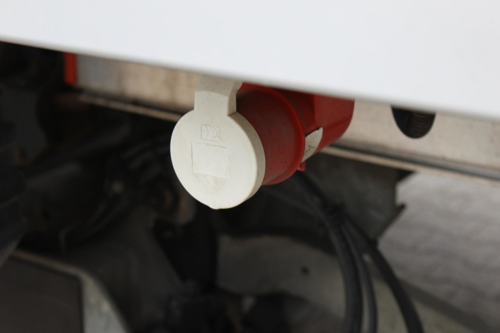 Renault D 12 Carrier Supra 550 Strom Tür LBW FRC 2027 - Refrigerator truck: picture 4 Renault D 12 Carrier Supra 550 Strom Tür LBW FRC 2027 - Refrigerator truck: picture 4