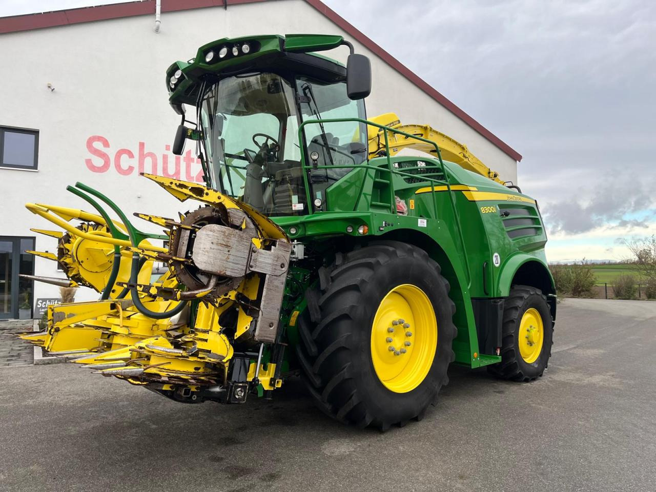 John Deere 8300i Feldhäcksler, Harvestlap, Pickup, Kemper, erst 910 Betriebsstunden, Baujahr 2018 - Forage harvester: picture 1 John Deere 8300i Feldhäcksler, Harvestlap, Pickup, Kemper, erst 910 Betriebsstunden, Baujahr 2018 - Forage harvester: picture 1