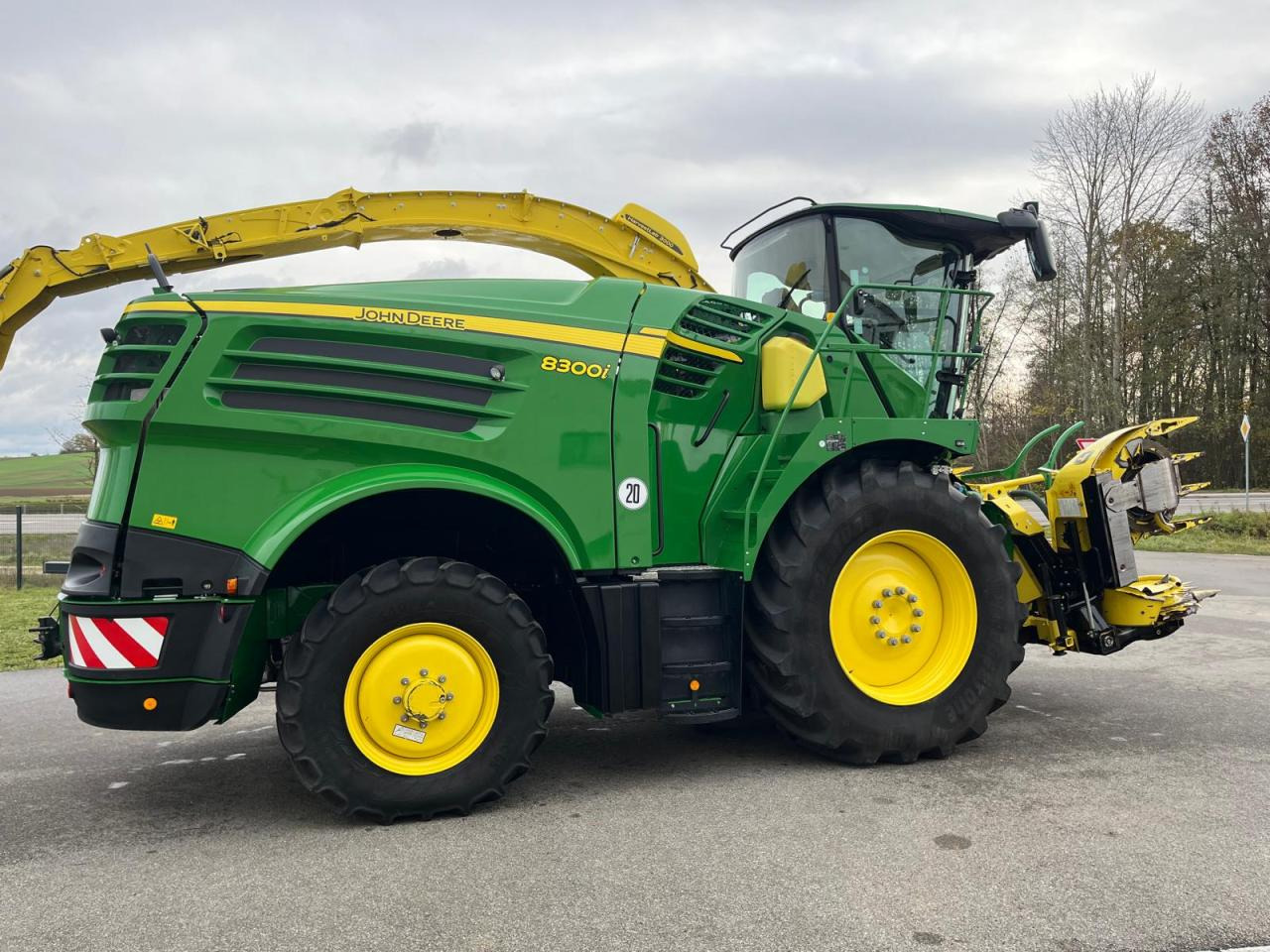 John Deere 8300i Feldhäcksler, Harvestlap, Pickup, Kemper, erst 910 Betriebsstunden, Baujahr 2018 - Forage harvester: picture 5 John Deere 8300i Feldhäcksler, Harvestlap, Pickup, Kemper, erst 910 Betriebsstunden, Baujahr 2018 - Forage harvester: picture 5