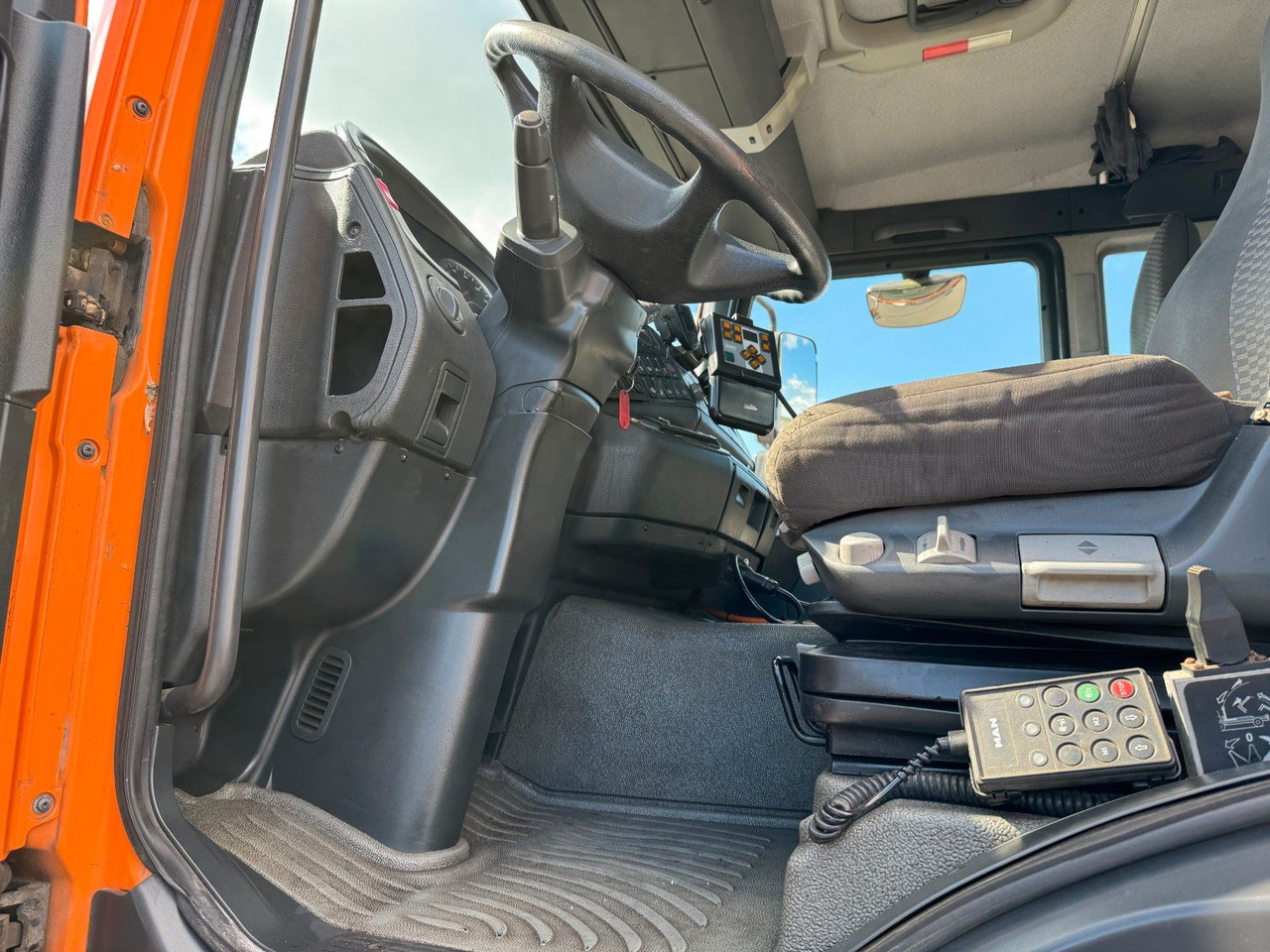 Hook lift truck MAN TGA 18.350 4x4 Meiler Abroller RK 14.45 Winterd.: picture 6 Hook lift truck MAN TGA 18.350 4x4 Meiler Abroller RK 14.45 Winterd.: picture 6