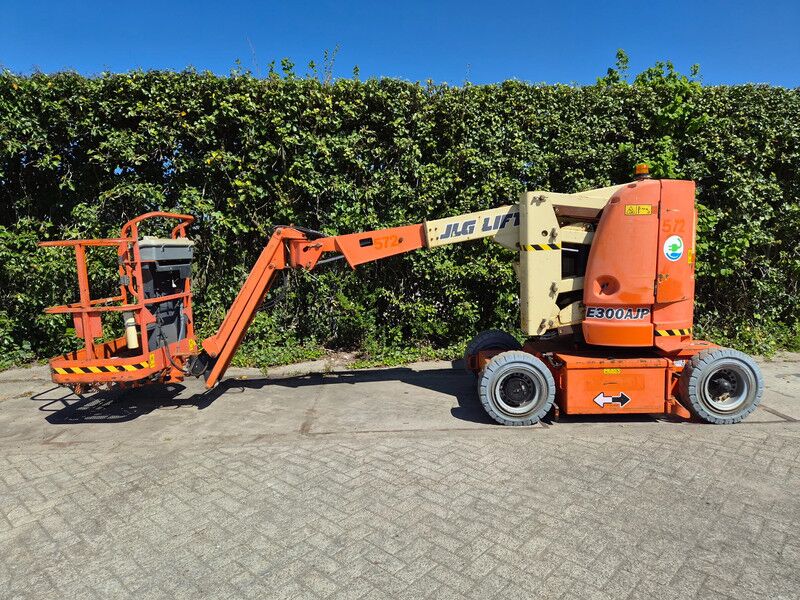 JLG E300AJP - Articulated boom: picture 1 JLG E300AJP - Articulated boom: picture 1