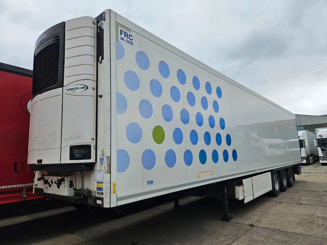 Krone SD-Carrier Vector I550-Total Engine hours 9163 - - Refrigerator semi-trailer: picture 1 Krone SD-Carrier Vector I550-Total Engine hours 9163 - - Refrigerator semi-trailer: picture 1