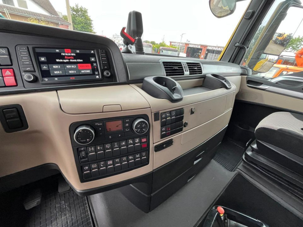 MAN TG-X 26.500 6x2-2 LL Pritsche Heckkran 53m to, Funk,Twistlock. - Dropside/ Flatbed truck, Crane truck: picture 2 MAN TG-X 26.500 6x2-2 LL Pritsche Heckkran 53m to, Funk,Twistlock. - Dropside/ Flatbed truck, Crane truck: picture 2