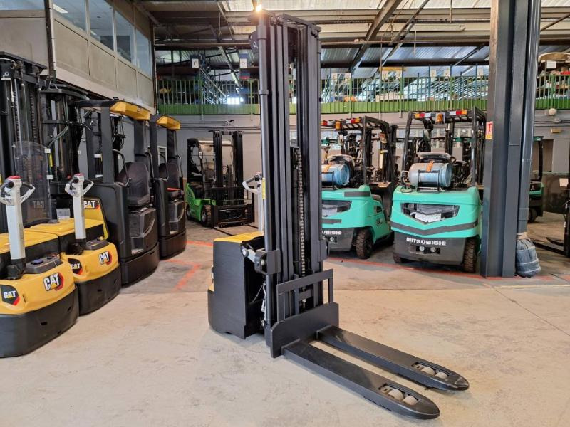 Caterpillar NSP16NI - Stacker: picture 3 Caterpillar NSP16NI - Stacker: picture 3