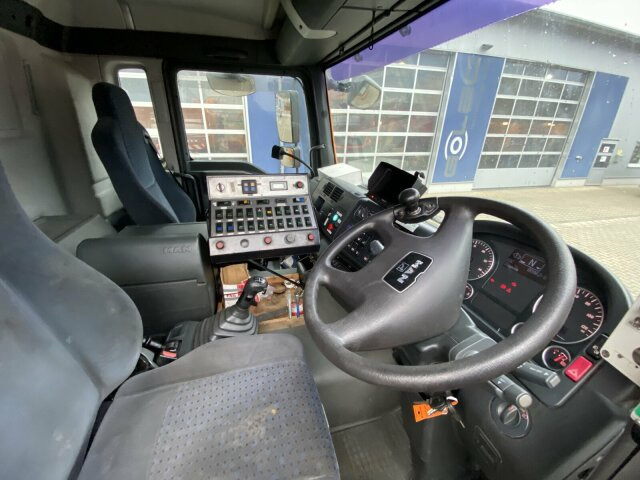 Road sweeper MAN TGA 26.430 6x2-2 LL: picture 13 Road sweeper MAN TGA 26.430 6x2-2 LL: picture 13