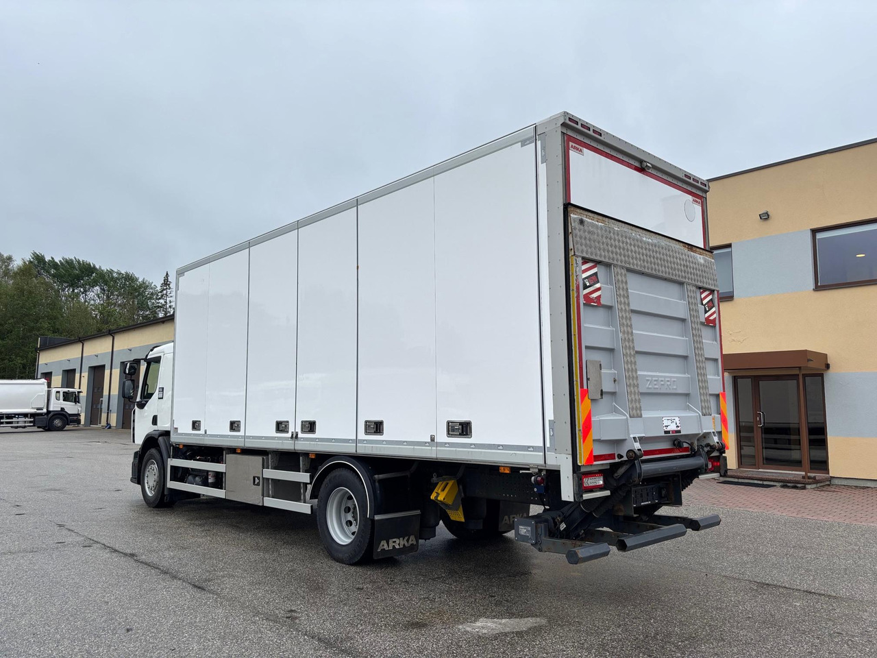 Box truck RENAULT D WIDE 320: picture 6