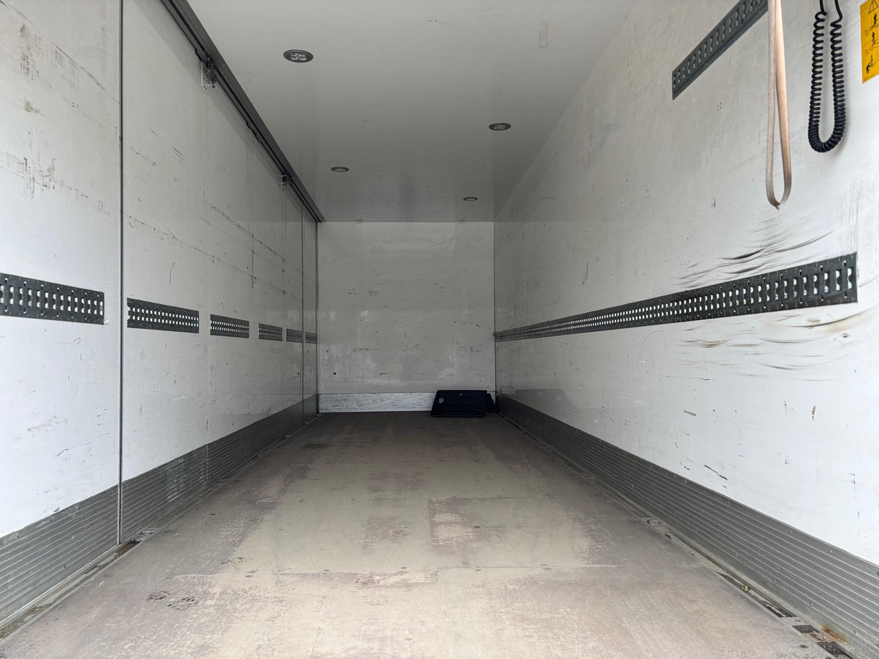 Box truck RENAULT D WIDE 320: picture 9
