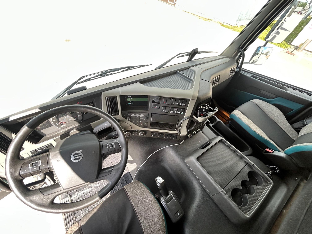 Cab chassis truck VOLVO FM330: picture 15