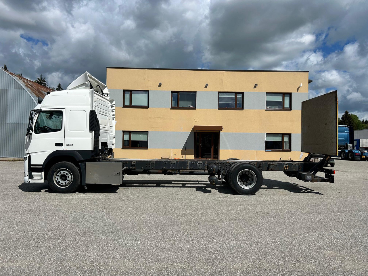 Cab chassis truck VOLVO FM330: picture 6