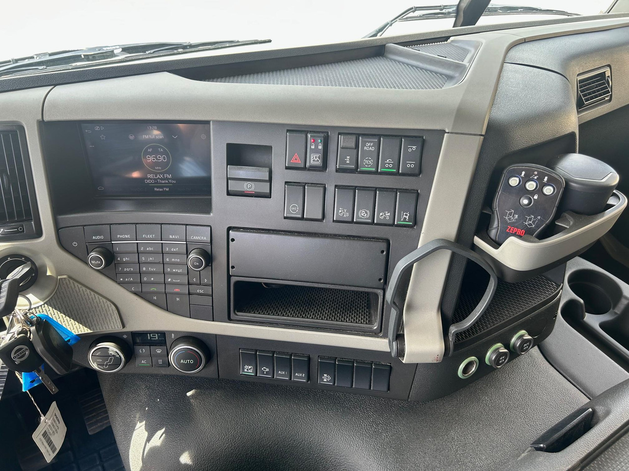 Cab chassis truck VOLVO FM500: picture 16