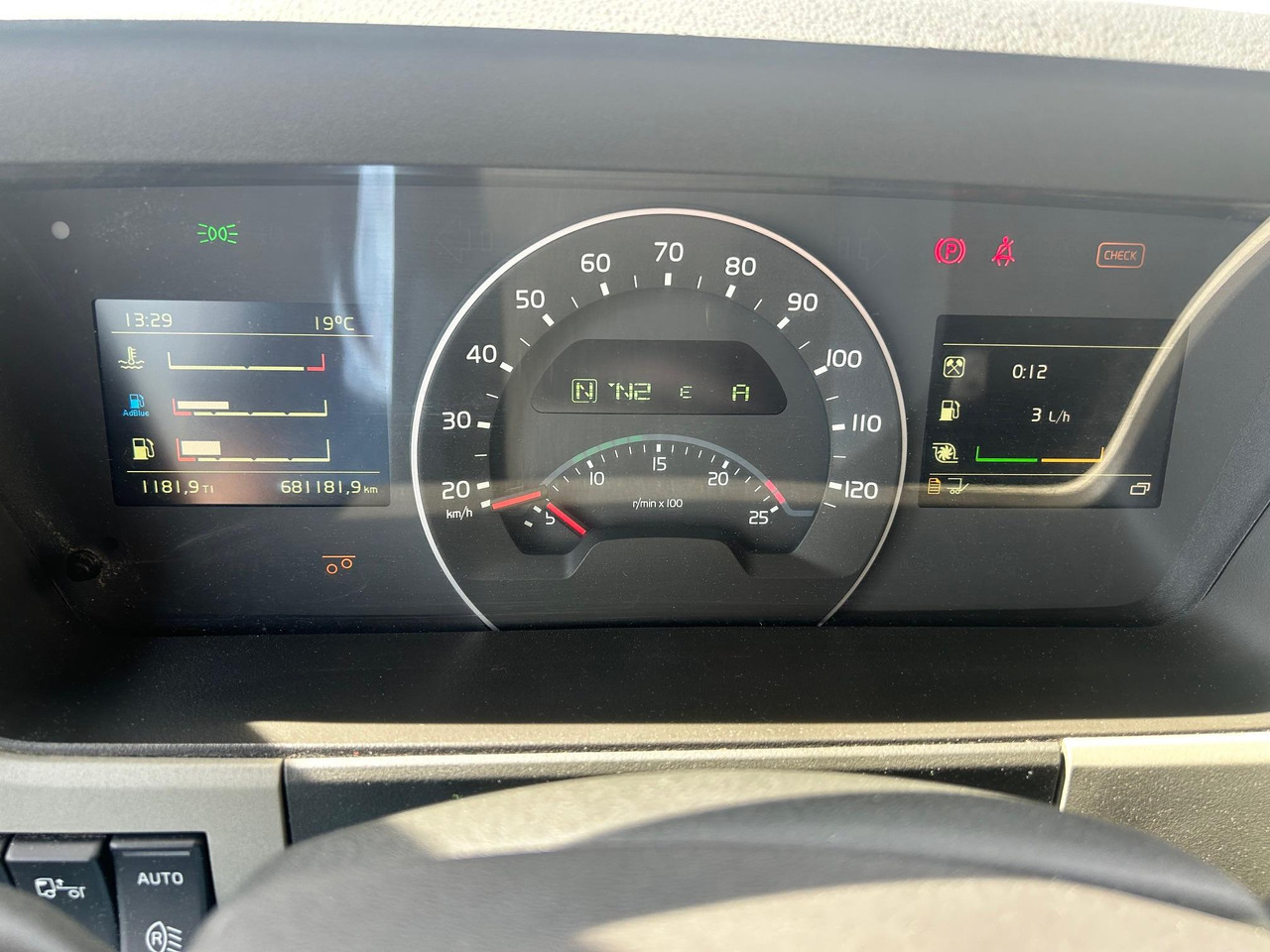 Cab chassis truck VOLVO FM500: picture 20