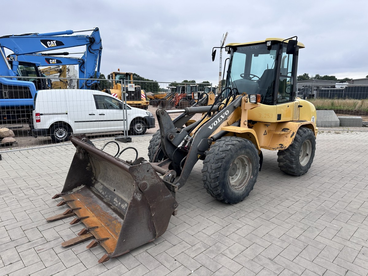 VOLVO L 30 B PRO 3er Kreis Klappschaufel+Palettengabel - Wheel loader: picture 3 VOLVO L 30 B PRO 3er Kreis Klappschaufel+Palettengabel - Wheel loader: picture 3