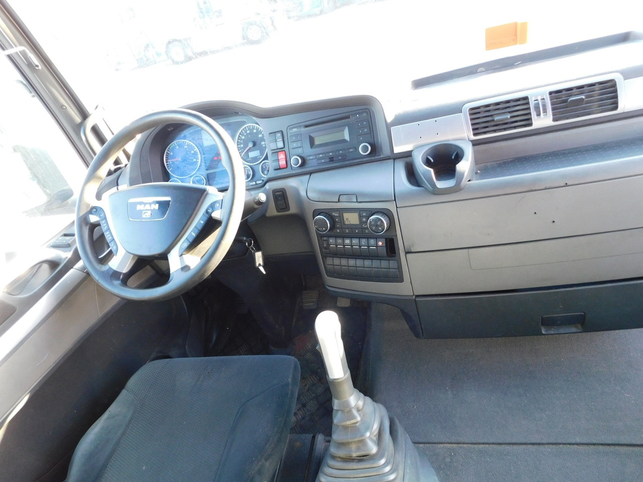 Interior photo 1: Curtainsider truck Man Tgx 18440