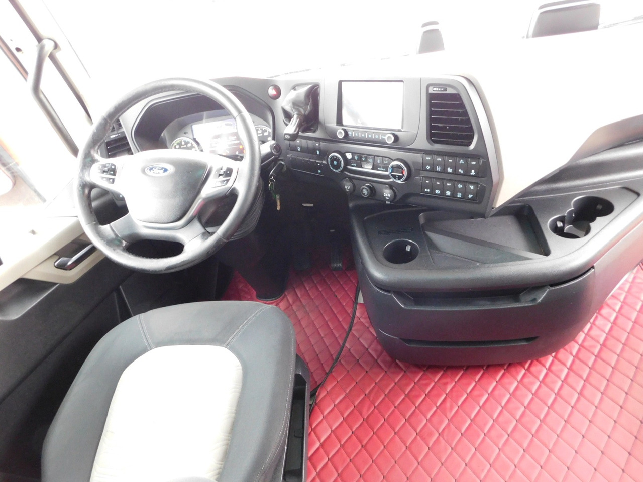 Interior photo 1: Tractor unit Ford F max 4x2 scab e6 12tx2620