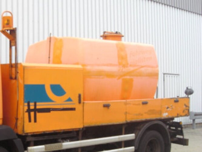 DA22, 5.000 ltr. Tank mit Pumpe Spülaufbau DA22, 5.000 ltr. Tank mit Pumpe - Storage tank: picture 1 DA22, 5.000 ltr. Tank mit Pumpe Spülaufbau DA22, 5.000 ltr. Tank mit Pumpe - Storage tank: picture 1