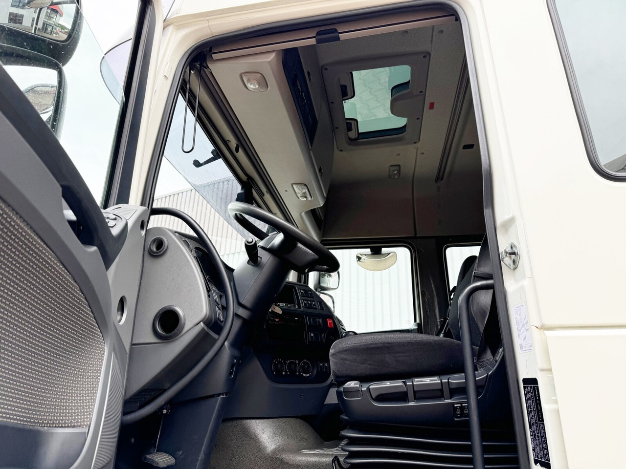 DAF XF 410 FA 4x2 XF 410 FA 4x2, Fahrschule, 2x AHK, 6 Sitze - Dropside/ Flatbed truck: picture 2 DAF XF 410 FA 4x2 XF 410 FA 4x2, Fahrschule, 2x AHK, 6 Sitze - Dropside/ Flatbed truck: picture 2