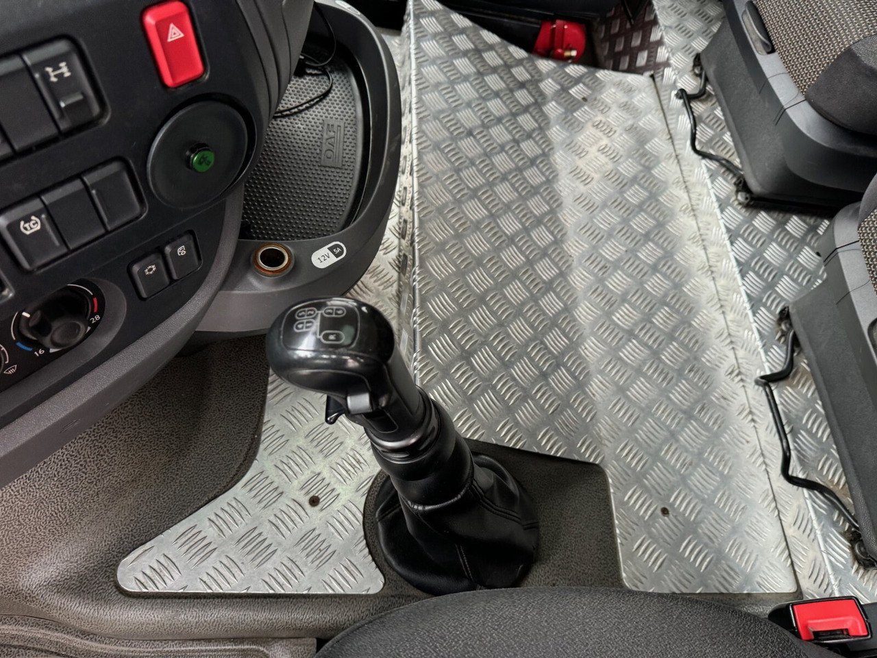 DAF XF 410 FA 4x2 XF 410 FA 4x2, Fahrschule, 2x AHK, 6 Sitze - Dropside/ Flatbed truck: picture 5 DAF XF 410 FA 4x2 XF 410 FA 4x2, Fahrschule, 2x AHK, 6 Sitze - Dropside/ Flatbed truck: picture 5