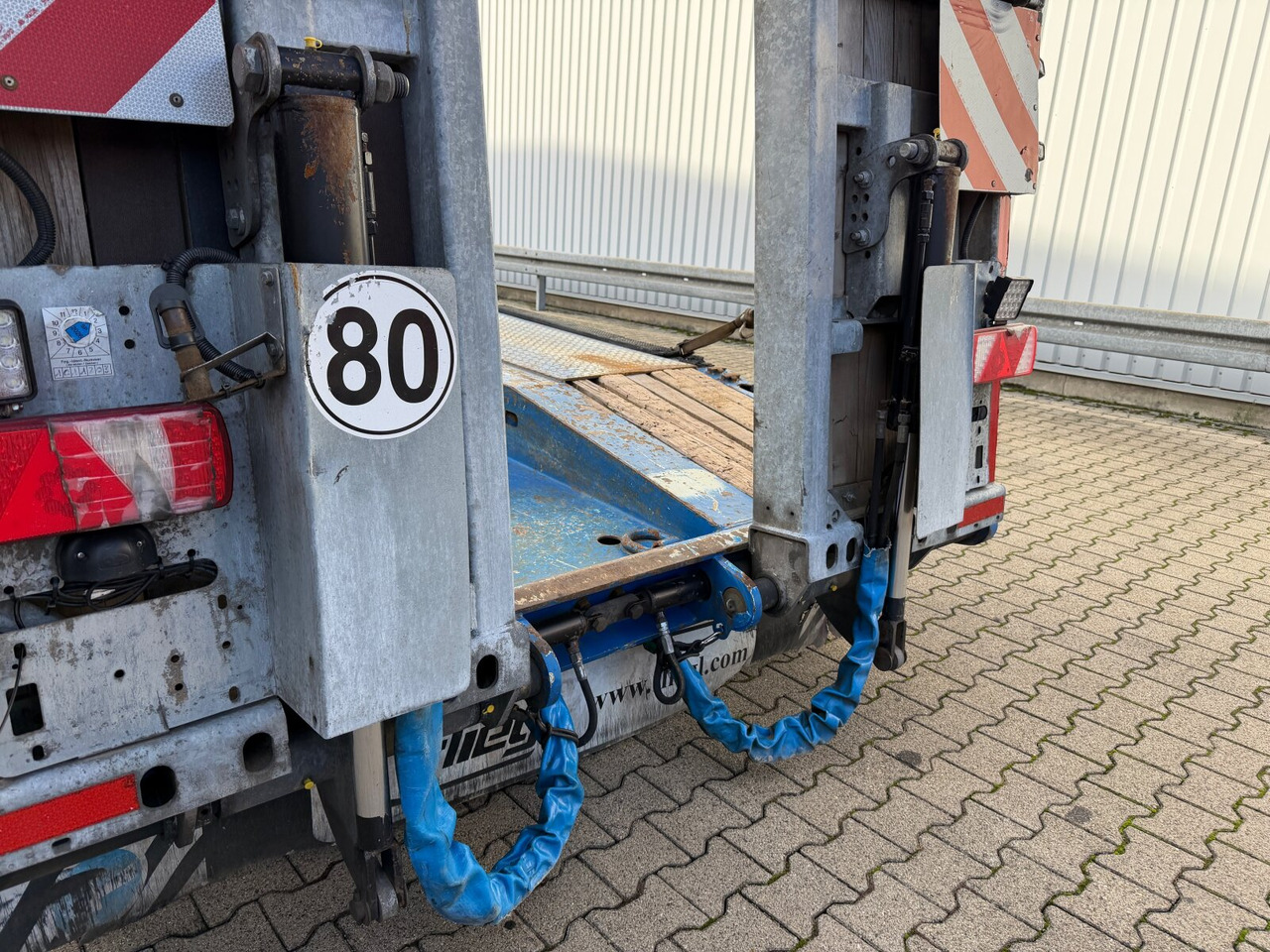 Low loader semi-trailer for transportation of heavy machinery Fliegl SDS 420 T SDS 420 T, Nachlauflenkachse, Verbr. auf 3m, hydr. Rampen: picture 11 Low loader semi-trailer for transportation of heavy machinery Fliegl SDS 420 T SDS 420 T, Nachlauflenkachse, Verbr. auf 3m, hydr. Rampen: picture 11