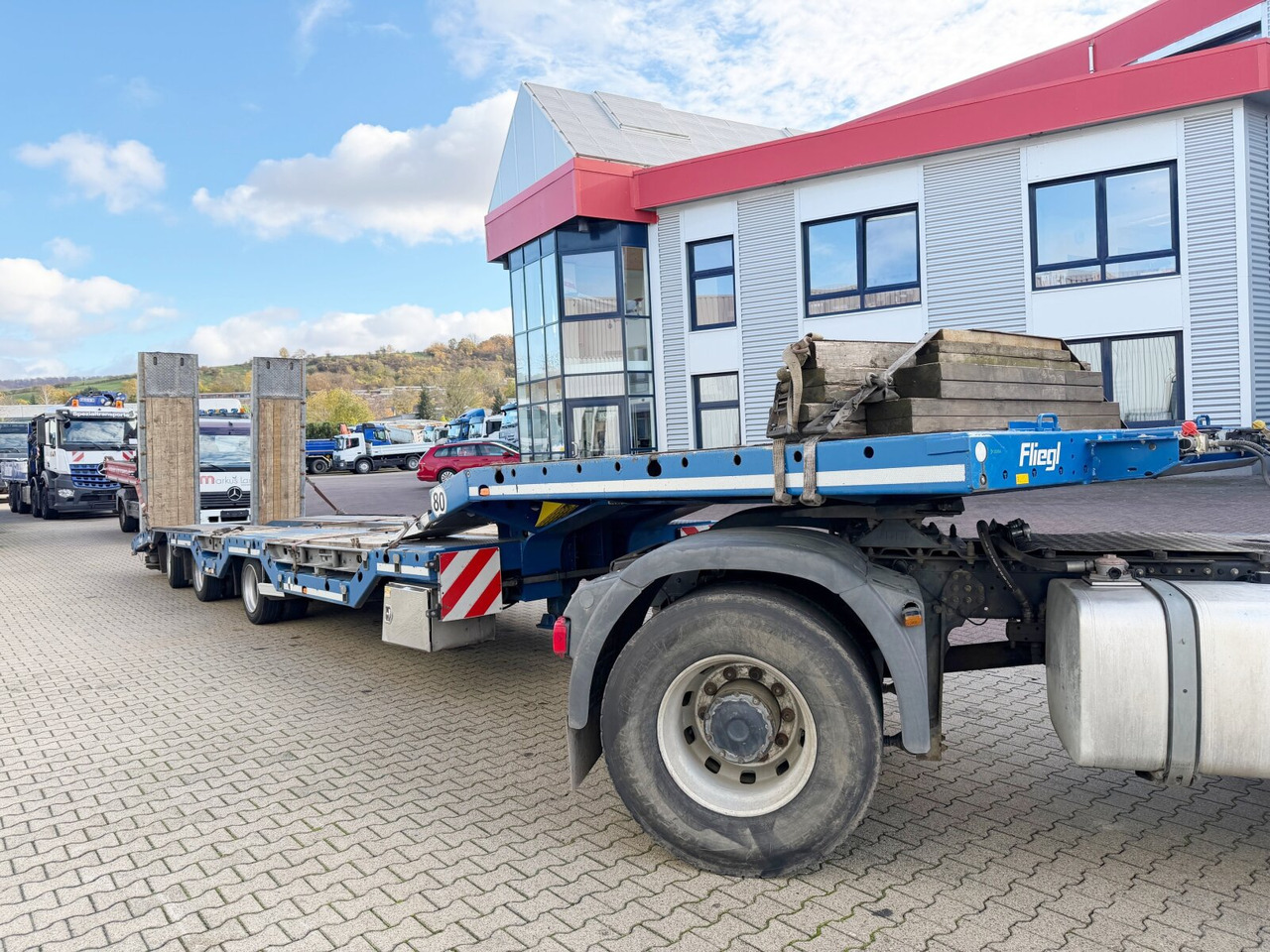 Low loader semi-trailer for transportation of heavy machinery Fliegl SDS 420 T SDS 420 T, Nachlauflenkachse, Verbr. auf 3m, hydr. Rampen: picture 15 Low loader semi-trailer for transportation of heavy machinery Fliegl SDS 420 T SDS 420 T, Nachlauflenkachse, Verbr. auf 3m, hydr. Rampen: picture 15